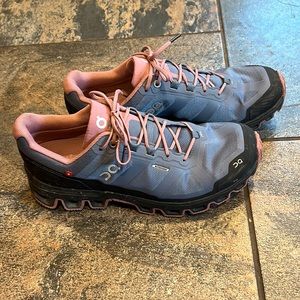 On cloud adventure hiking shoes